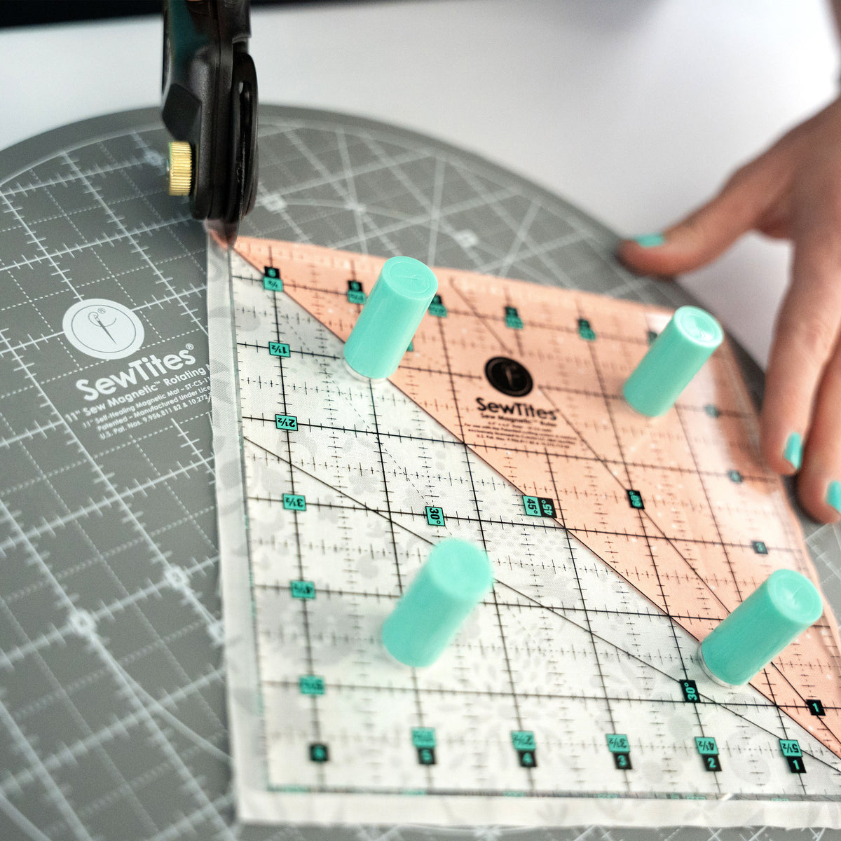 Sew Magnetic 6-1/2in x 6-1/2in Ruler - Right-Handed