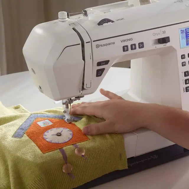 HUSQVARNA® VIKING® ONYX™ 30 Sewing Machine 957977112