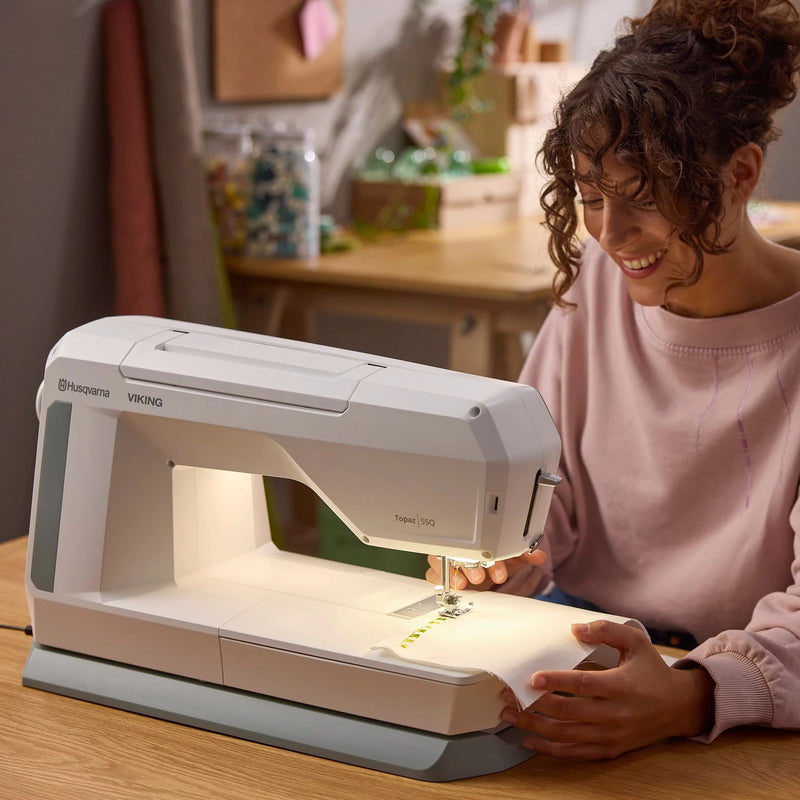 Husqvarna® Viking® Topaz™ 55Q Sewing Machine – CREATIVATE™ WiFi – JoyOS Advisor™ – 7” Touchscreen